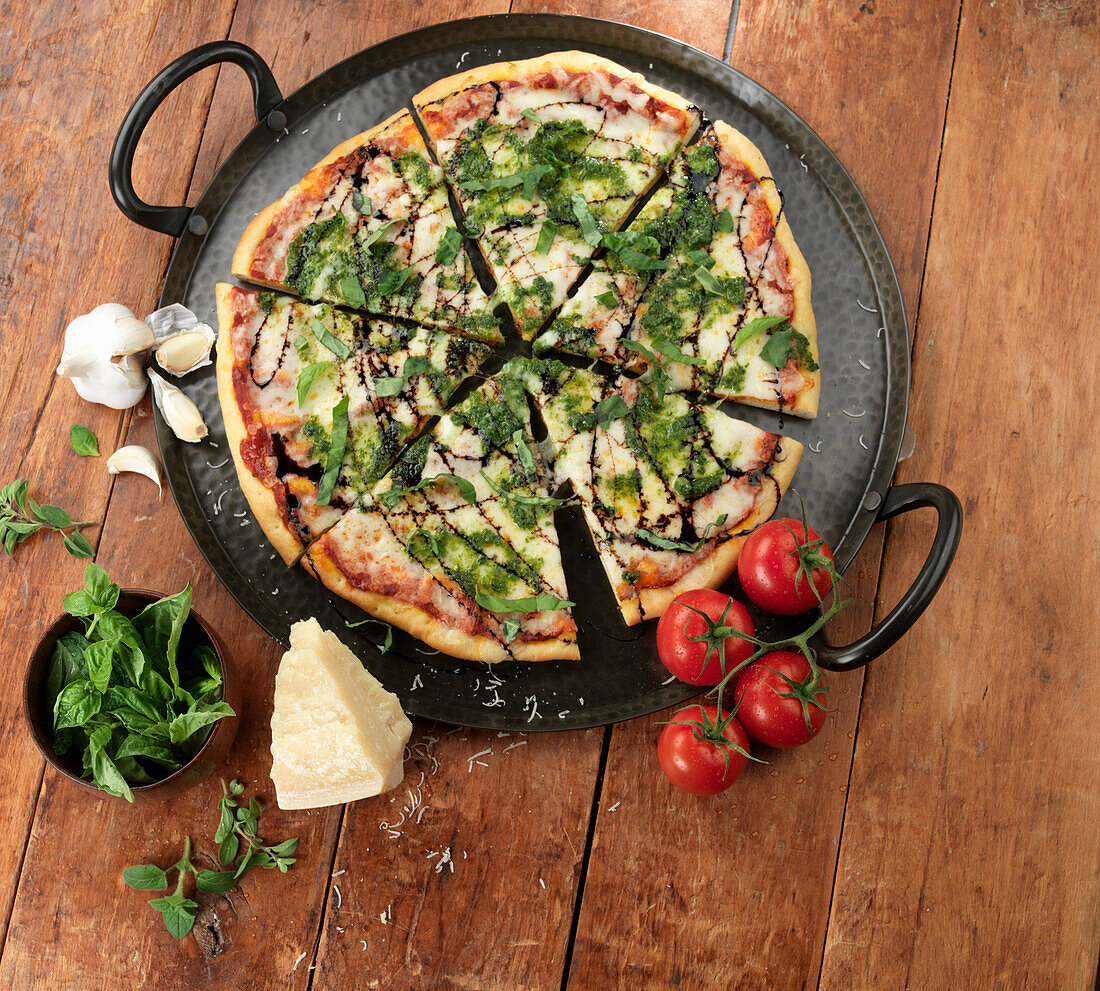 Pizza mit Pesto und Balsamico