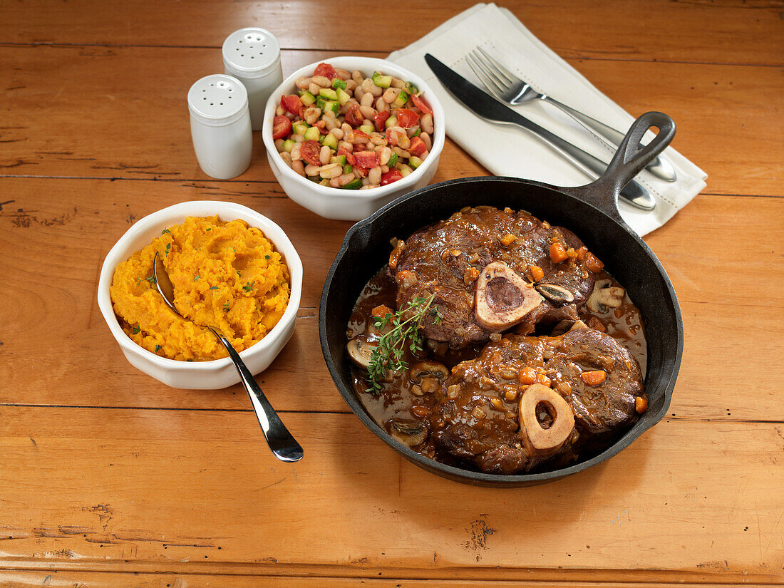 Rinderbeinscheibe mit Kürbispüree und Bohnensalat