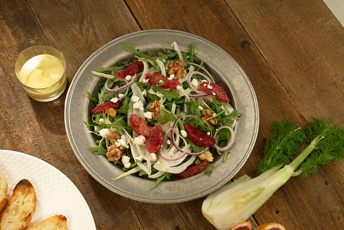 Fennel salad with rocket, blood oranges and walnuts
