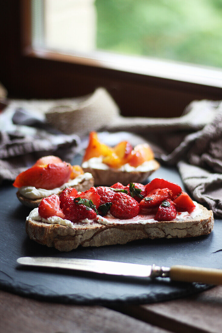 Bauernbrot mit Ricotta und Balsamico-Erdbeeren