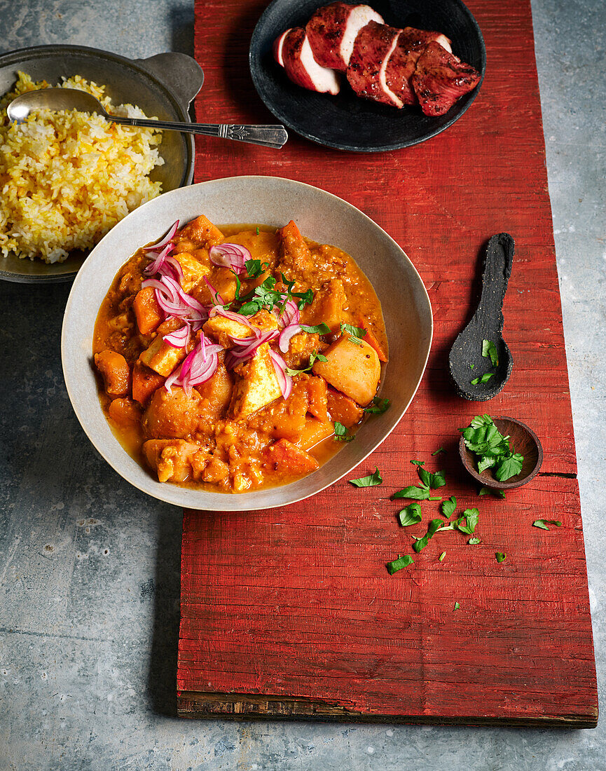 Indisches Kartoffelcurry mit mariniertem Hähnchen und Paneer