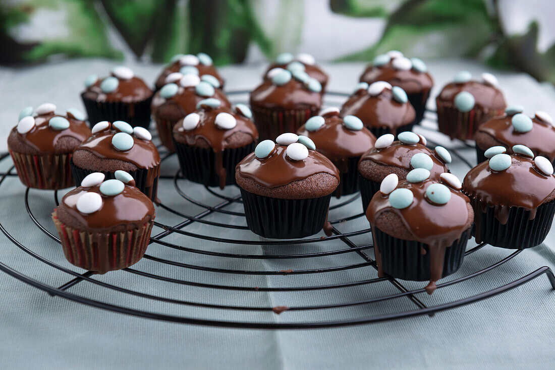 Vegane Schokoladen-Minz-Muffins mit Zartbitterglasur und Minz-Dragees