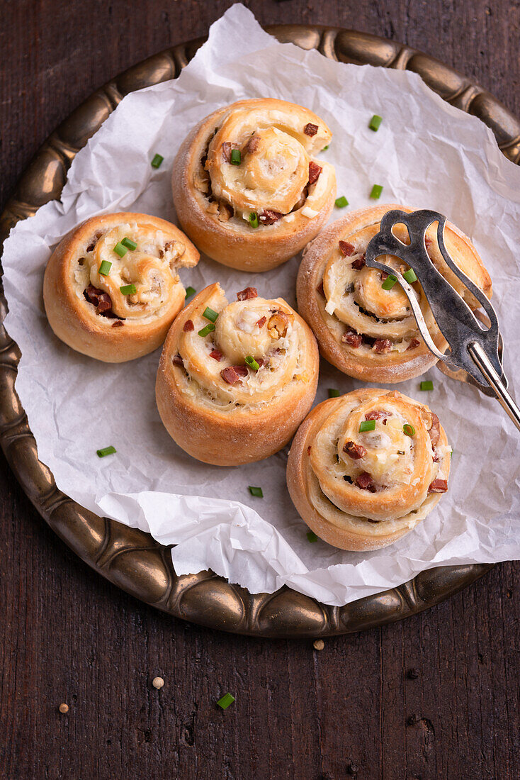 Vegane Hefeschnecken gefüllt mit Mandelkäse, Walnüssen und veganem Schinkenspeck