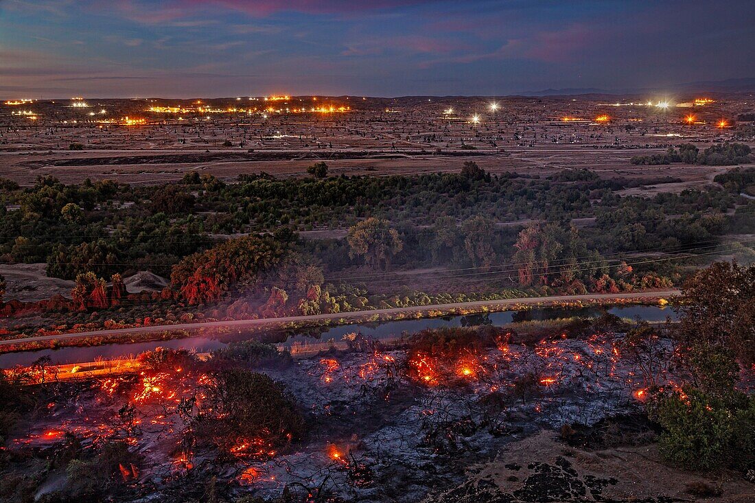 Wildfire, Kern River Oil Field, California, USA