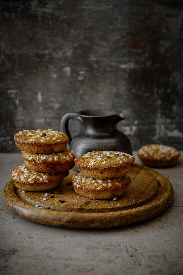 Donuts mit Chocolate Chips und Hagelzucker