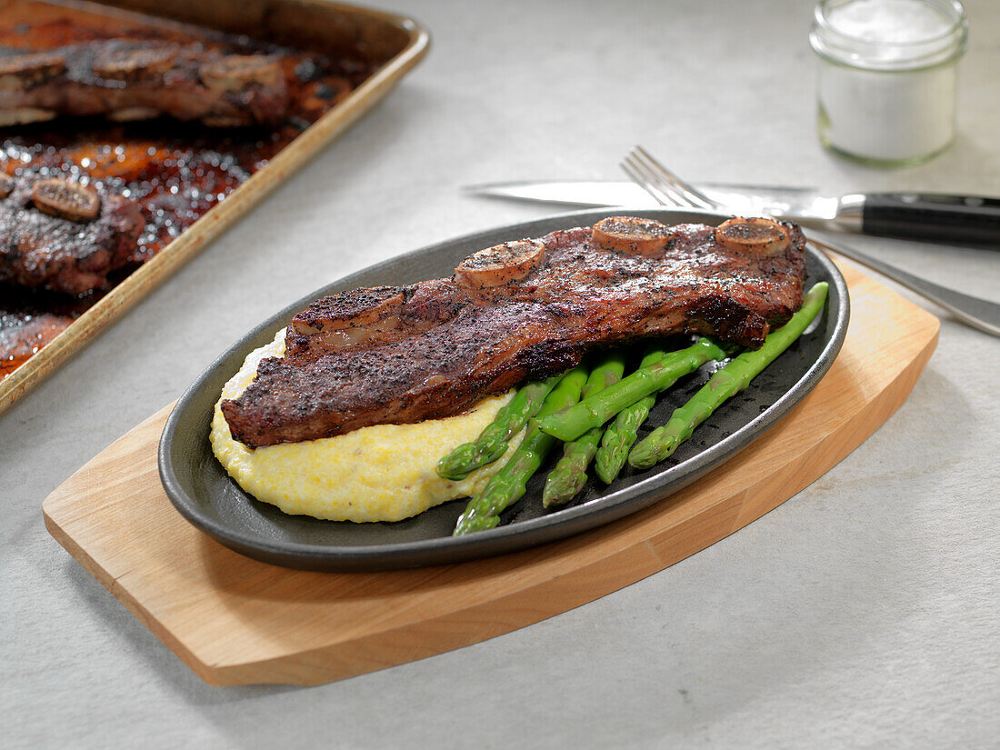Short Ribs with Mashed Potatoes and Green Asparagus