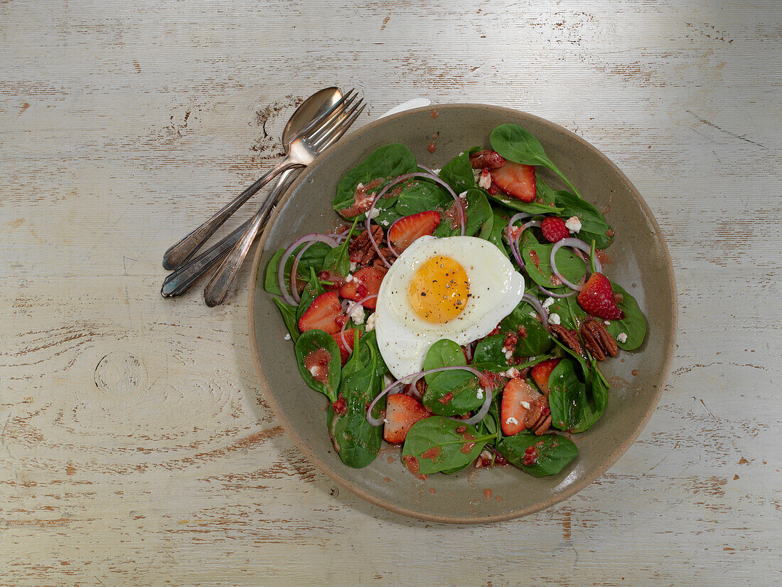 Spinat-Erdbeer-Salat mit Spiegelei