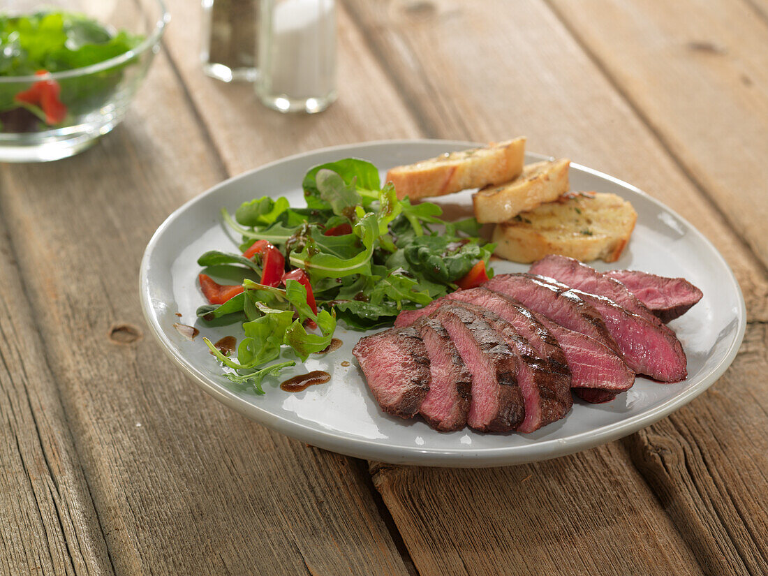 Steak-Modena mit Salatgarnitur