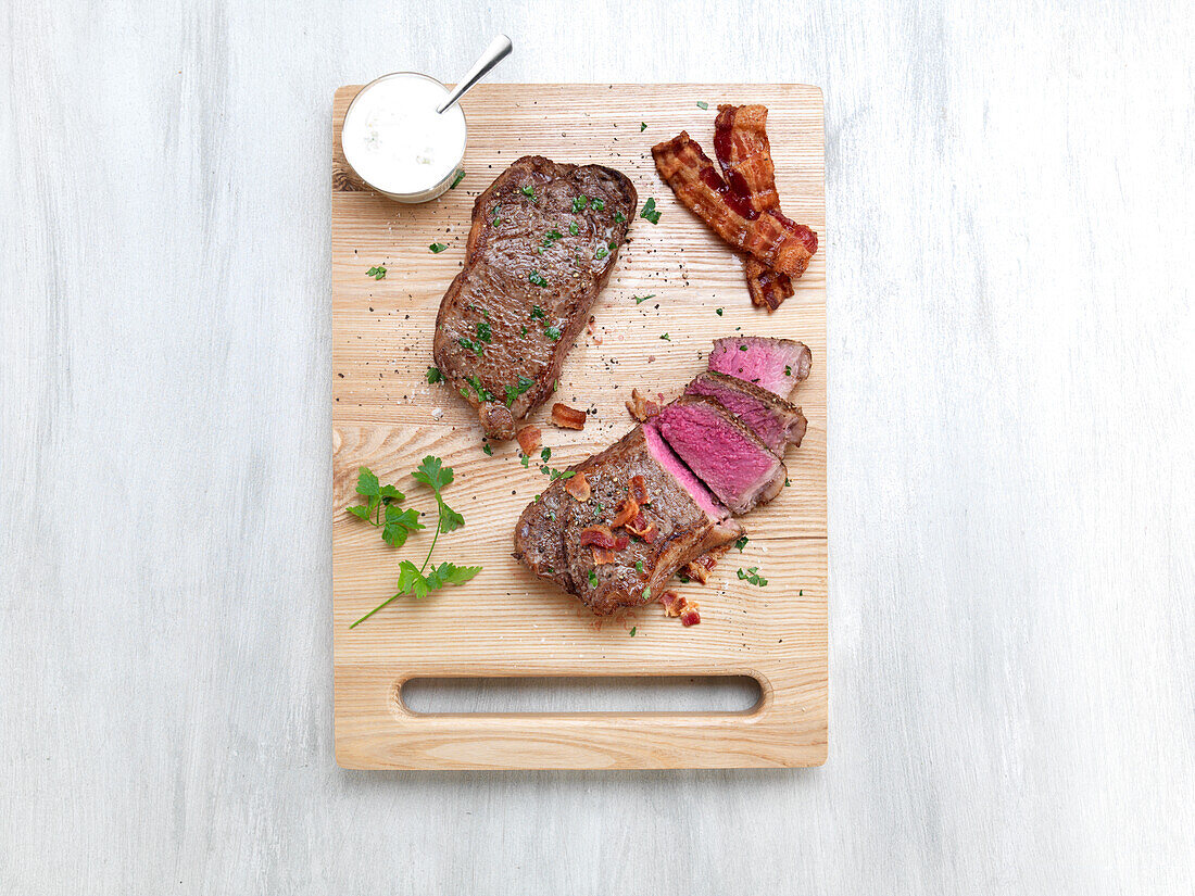 Steak mit Blauschimmelkäsesauce und Bacon