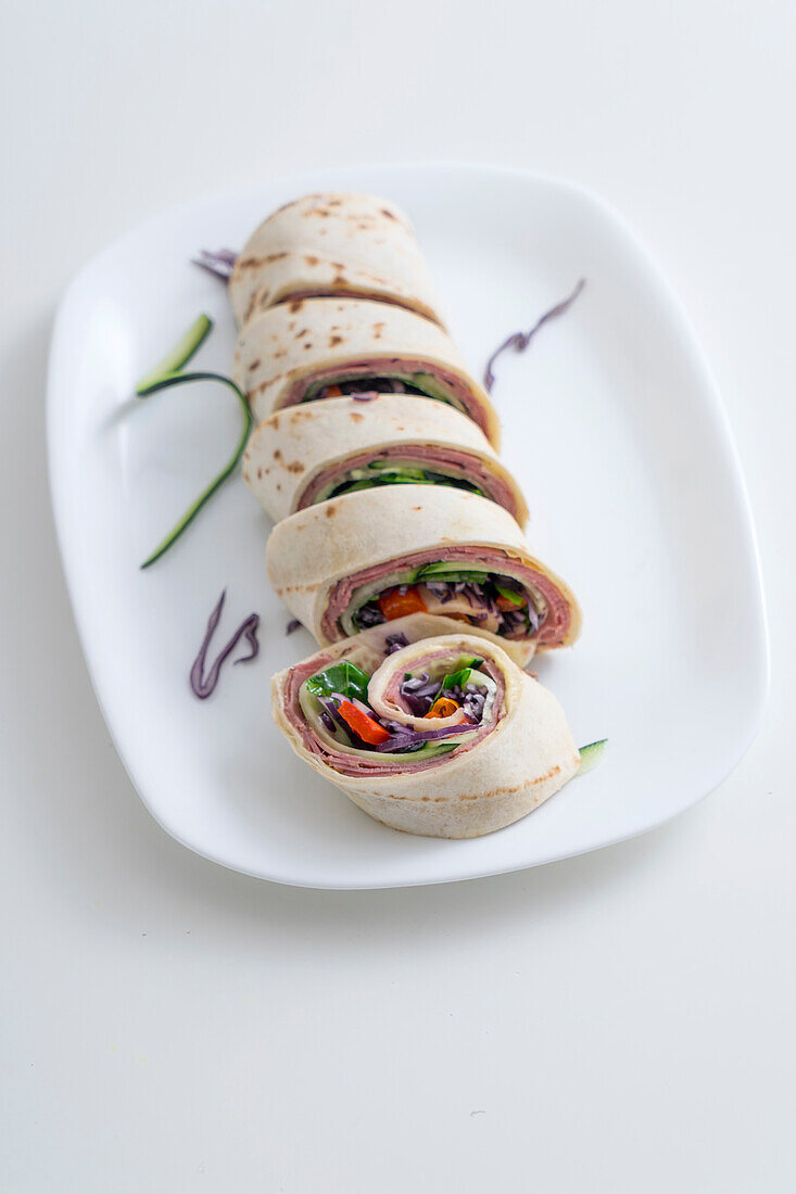 Piadina-Röllchen mit Pastrami