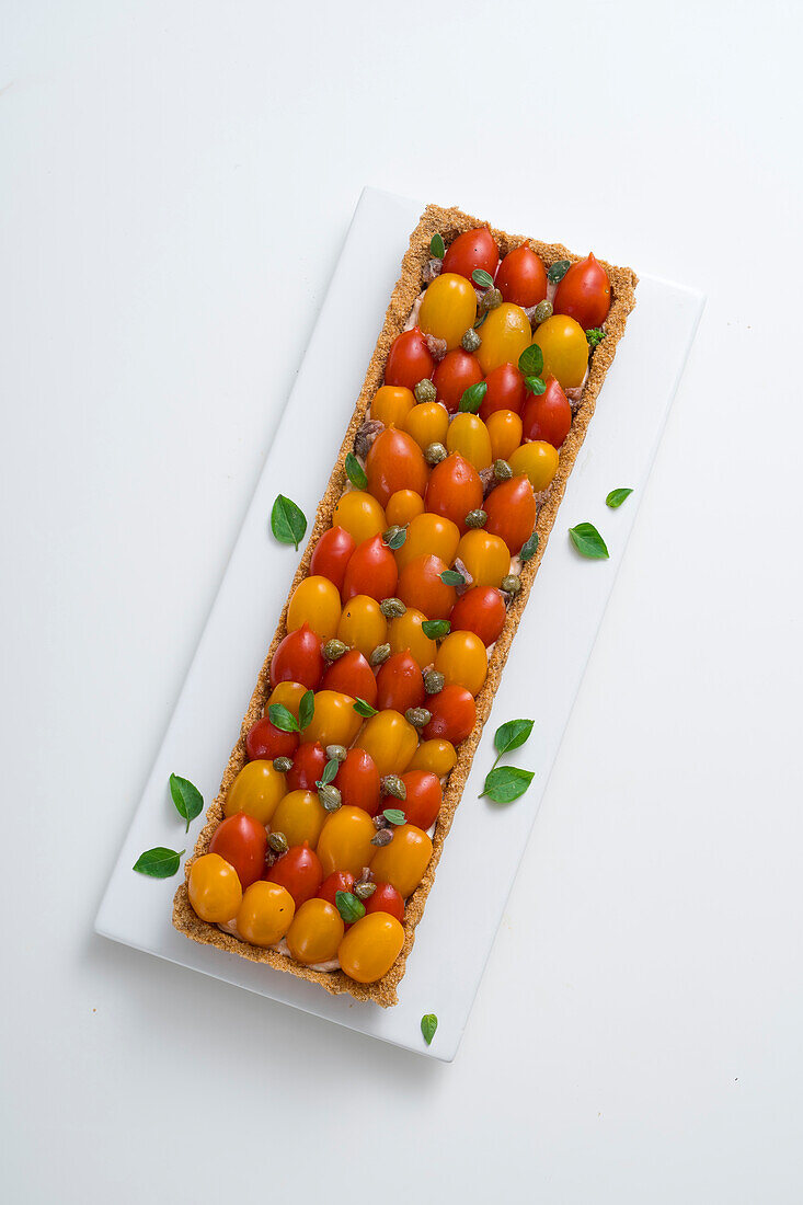 Cherry tomato tart with tuna and capers