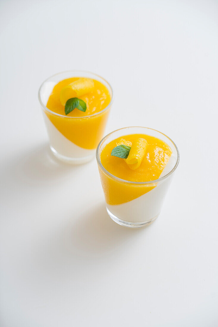 Yogurt with mango mousse