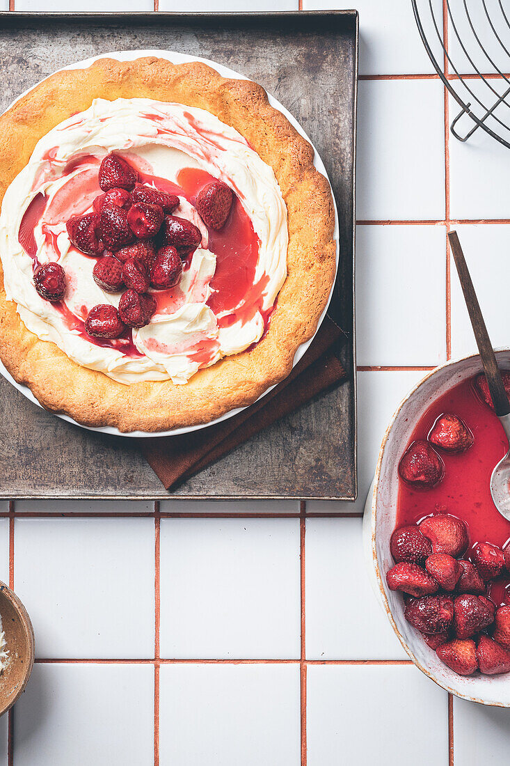 Pie with roasted strawberries and mascarpone