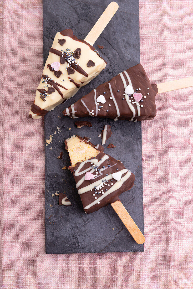 Vegane Vanille-Cheesecake-Sticks, überzogen mit heller und dunkler Kuvertüre