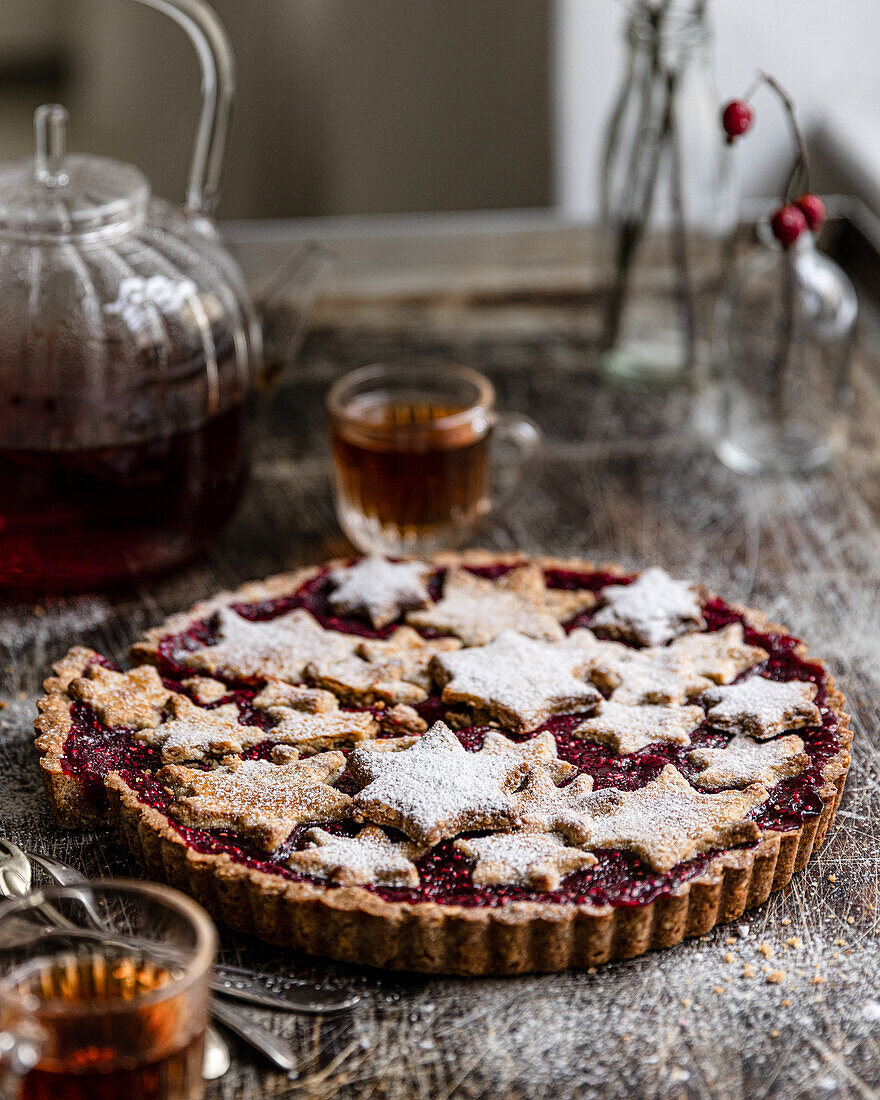 Weihnachtliche Linzer Tarte mit Ribisel und Himbeeren