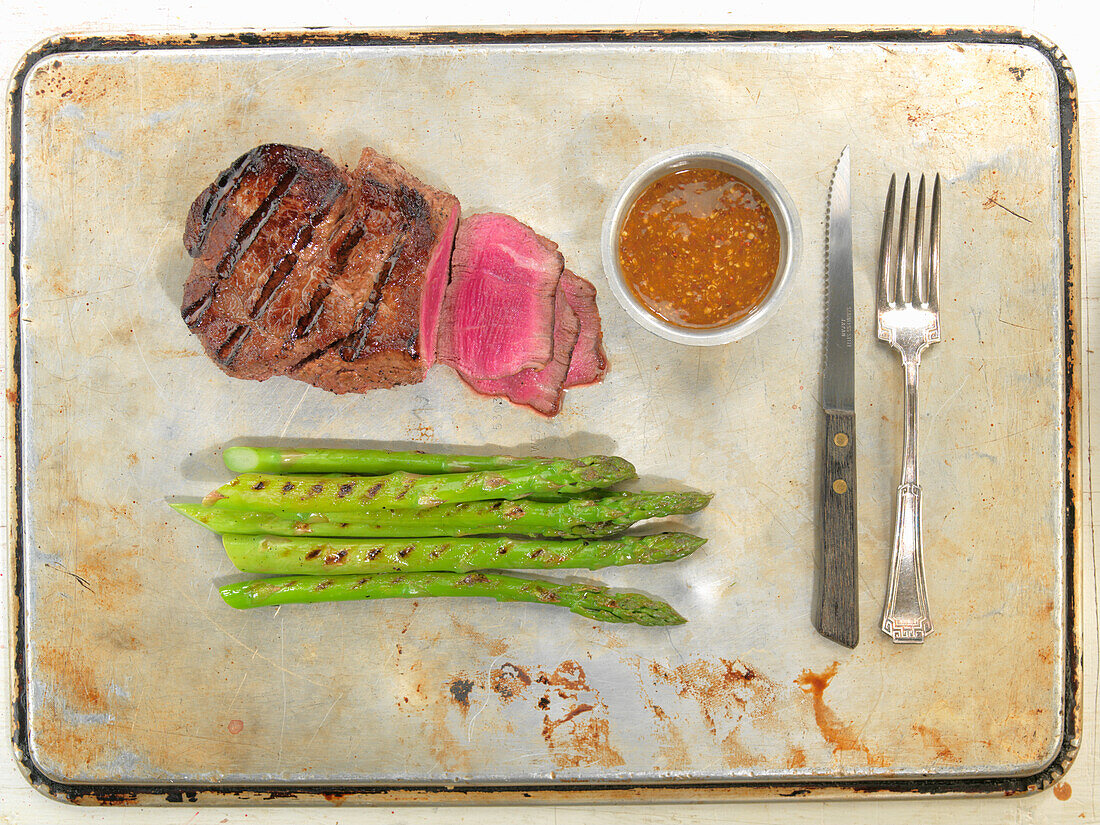 Teres-Major-Steak mit grünem Spargel und Sauce