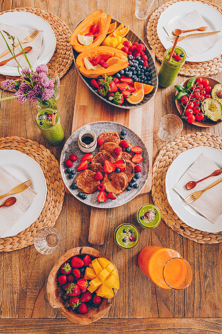 Gesundes Familienfrühstück mit Obst und Mini-Pancakes