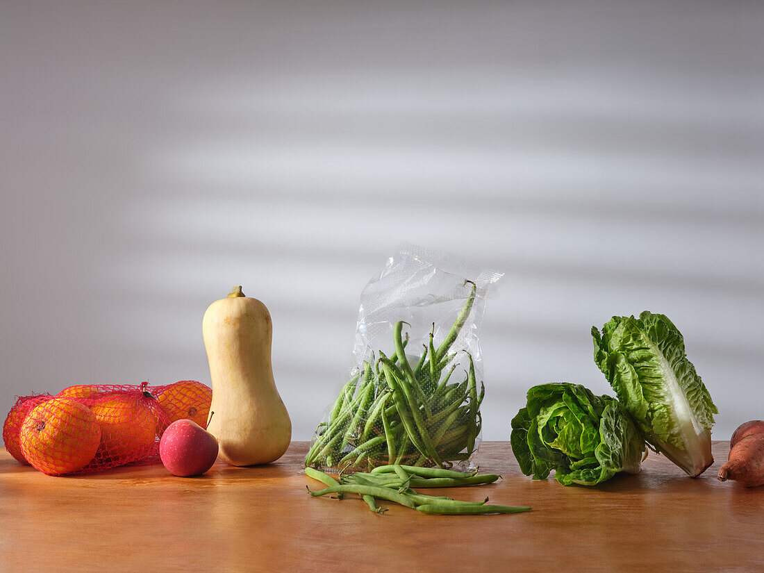 Frisches Obst und Gemüse auf Holztheke