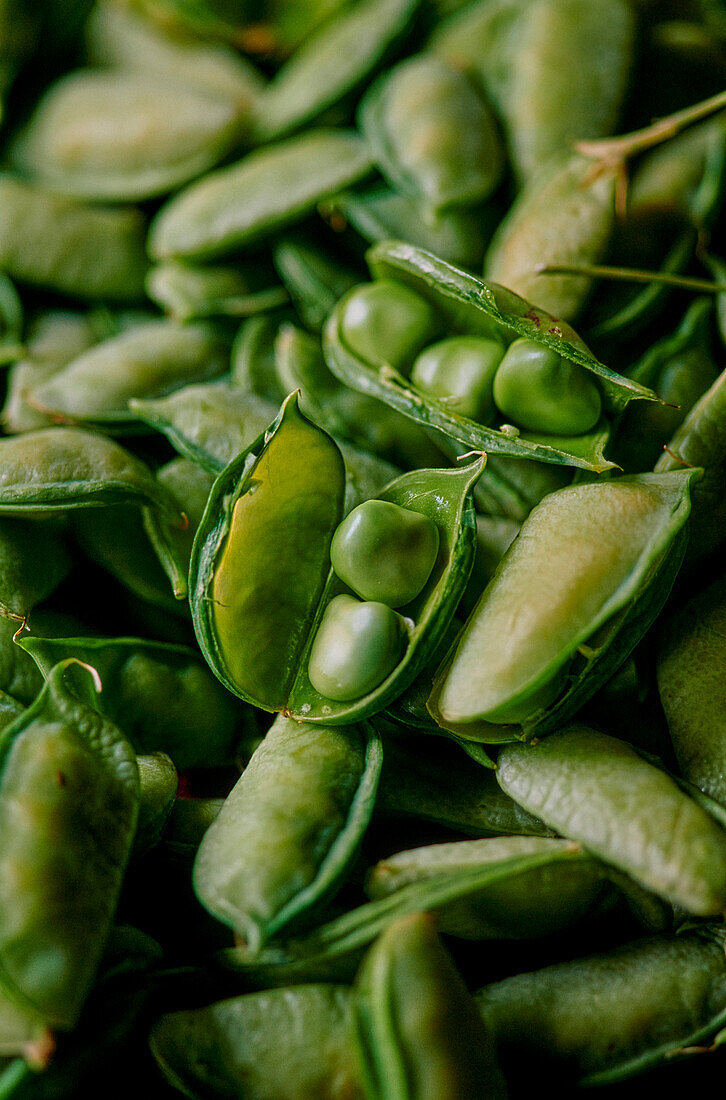 Green beans, some pods opened (close-up)