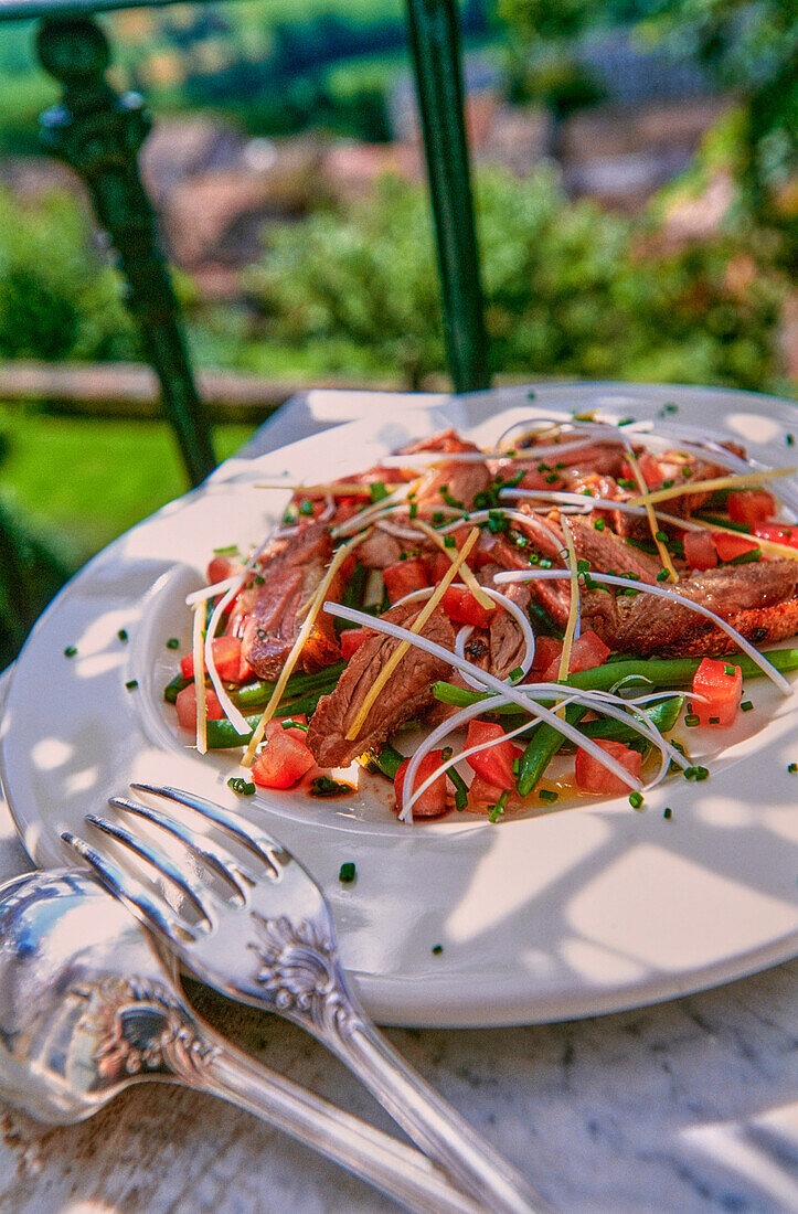 Entensalat mit grünen Bohnen auf Balkontisch