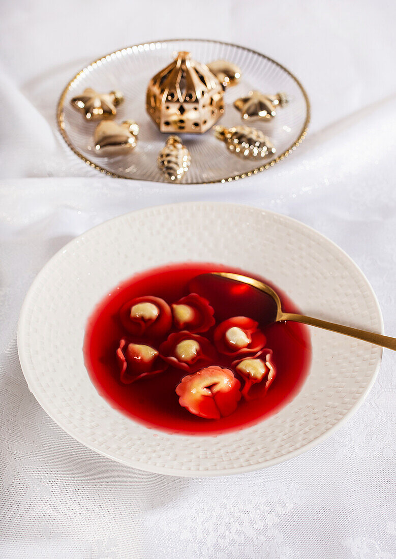 Rote-Bete-Suppe mit gefüllten Nudeltaschen