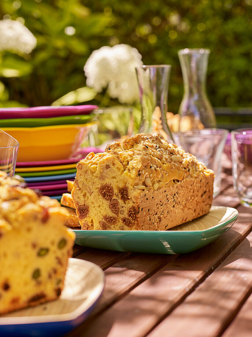 Herzhafter Kuchen mit Datteln, Feigen und Parmesan