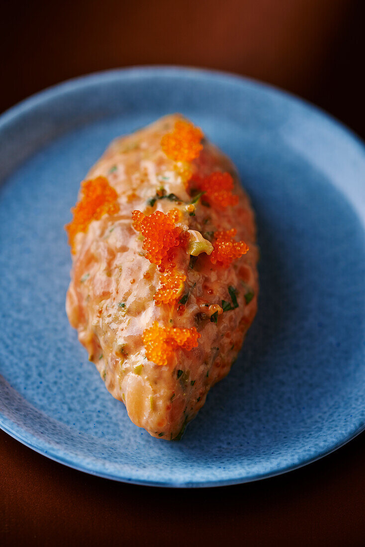 Salmon tartare sushi