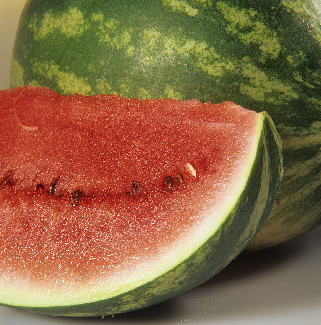 Wassermelonenschnitz vor ganzer Wassermelone