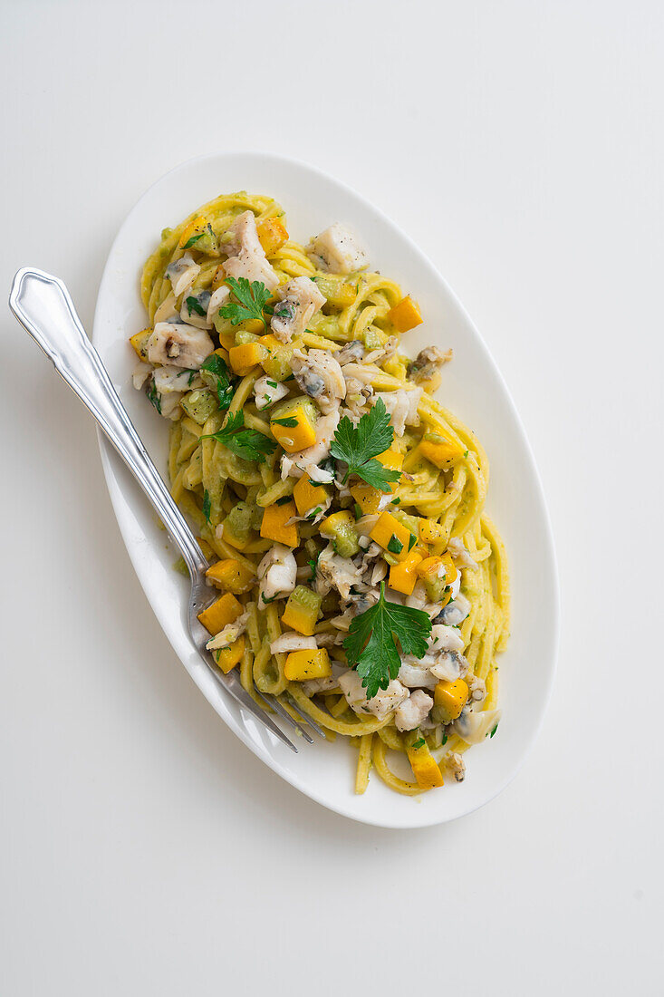 Spaghetti mit Fischragout und gelben Zucchini