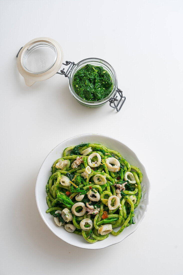 Trenette-Nudeln mit Kohlrabipesto und Tintenfischringen