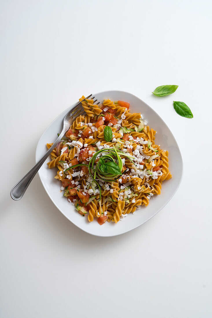 Fusilli aus Kichererbsen und Linsen mit roher Zucchini