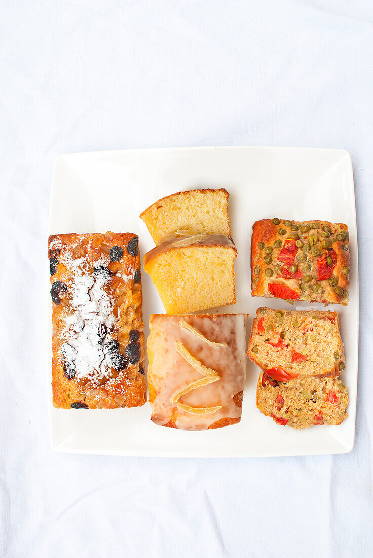 Drei Kastenkuchen: Rosinenkuchen, Zitronenkuchen und herzhafter Kuchen mit Tomaten und Erbsen