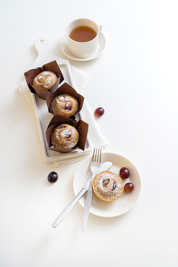Wholewheat muffins with red grapes