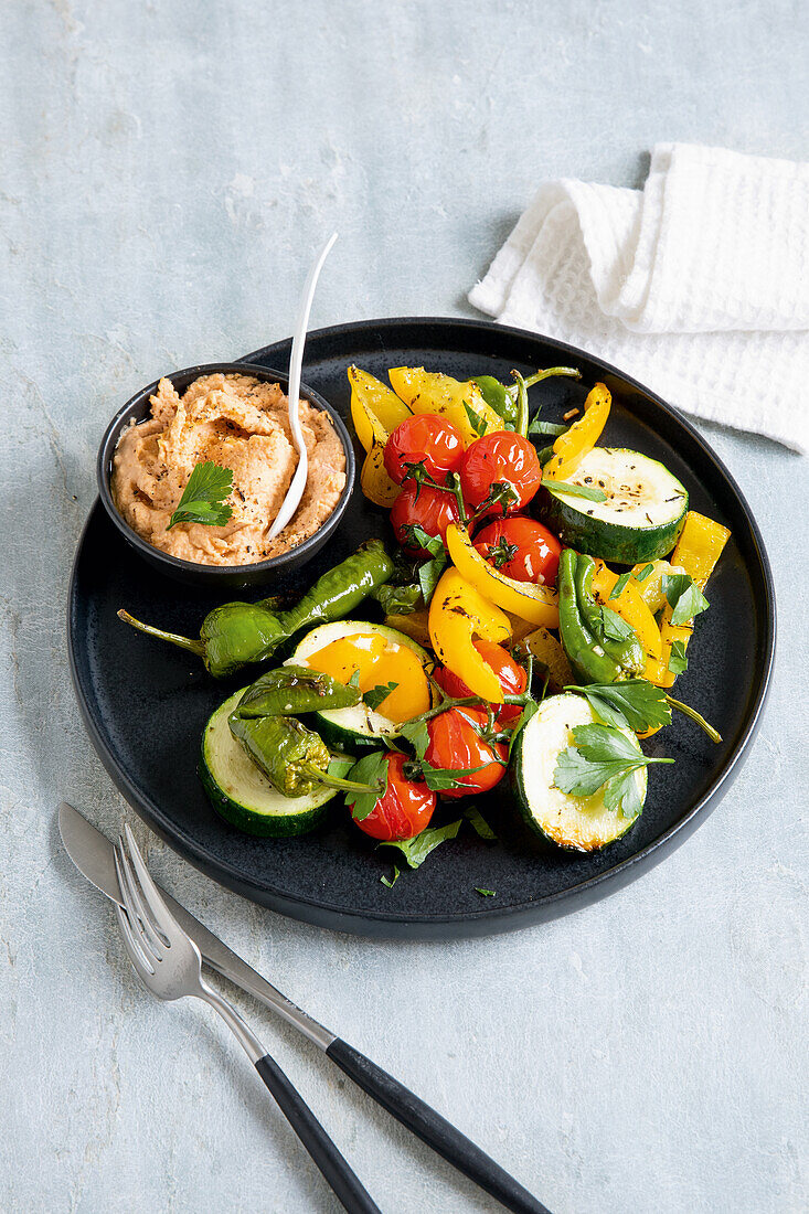 Sommerliches Ofengemüse mit Hummus