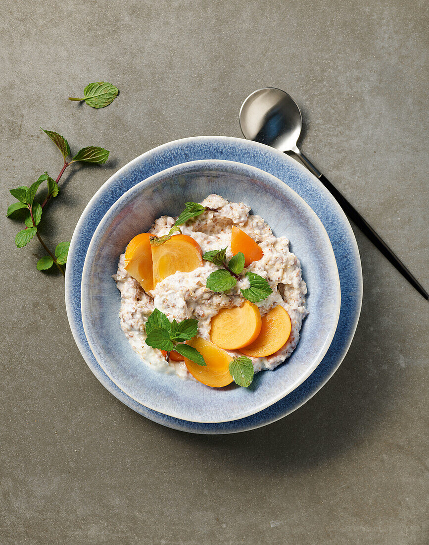 Joghurtbowl mit gepufftem Quinoa und Obst