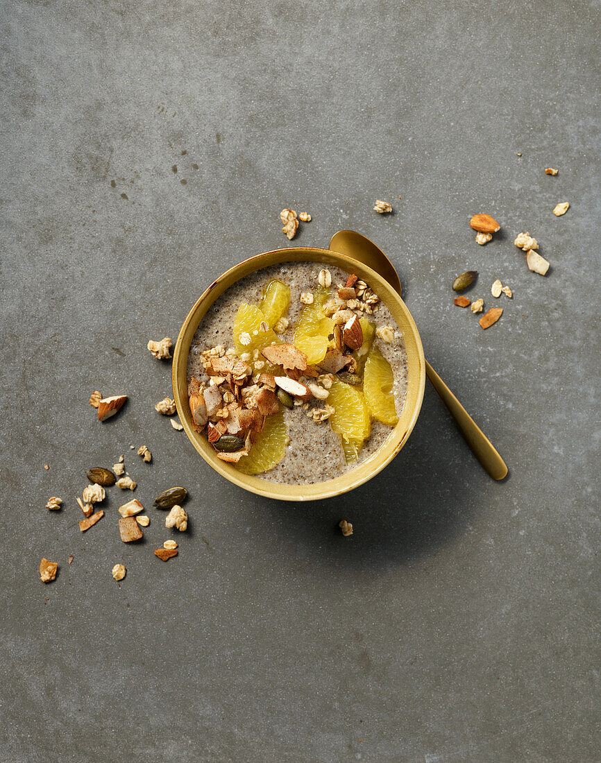 Proteinpudding mit Orange und Granola