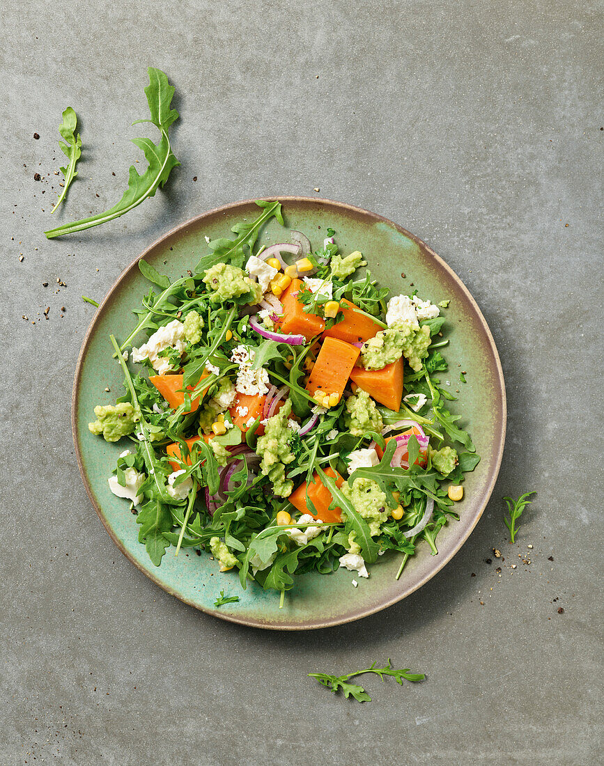 Grüner Süßkartoffelsalat mit Avocado und Schafskäse