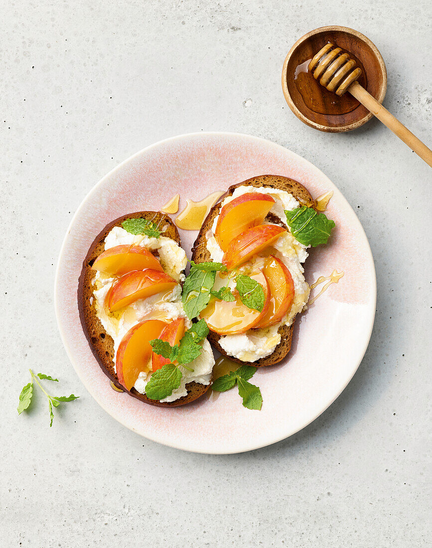 Tahin-Joghurt-Toast mit körnigem Frischkäse und Pfirsich