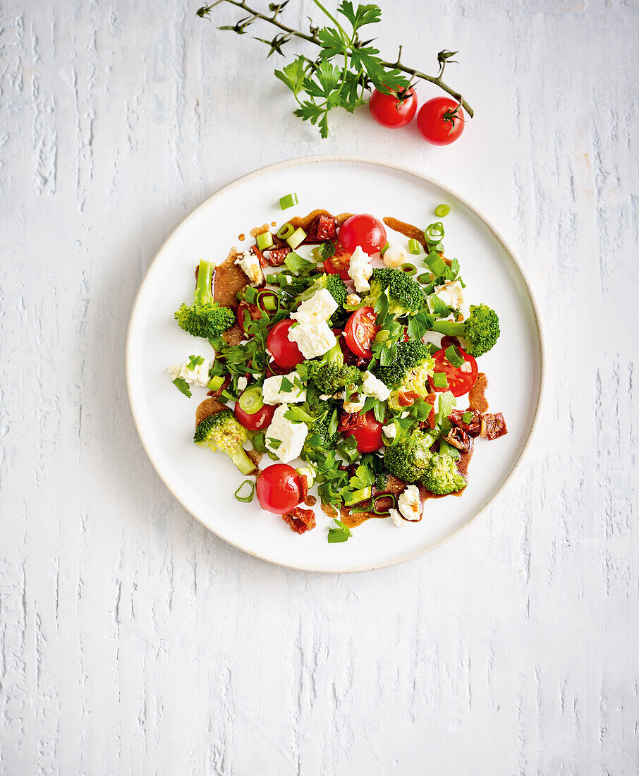 Brokkolisalat mit Schafskäse und getrockneten Tomaten