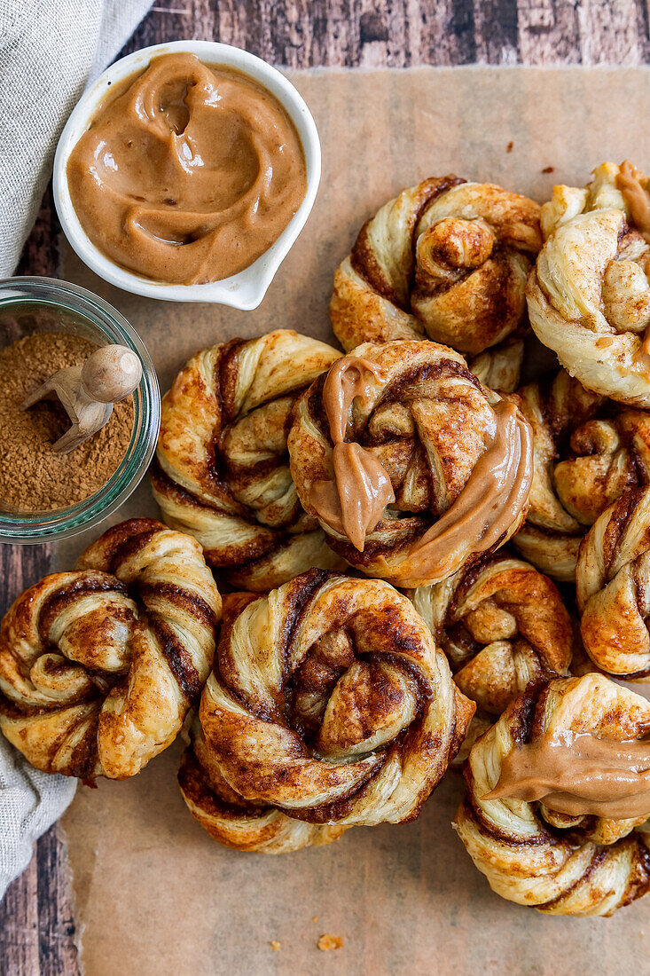 Puff pastry cinnamon knots with date caramel