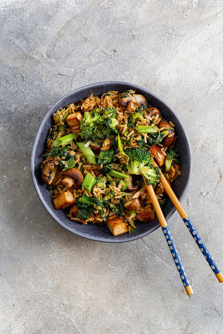 Gebratener Pfannenreis mit Tofu und Gemüse