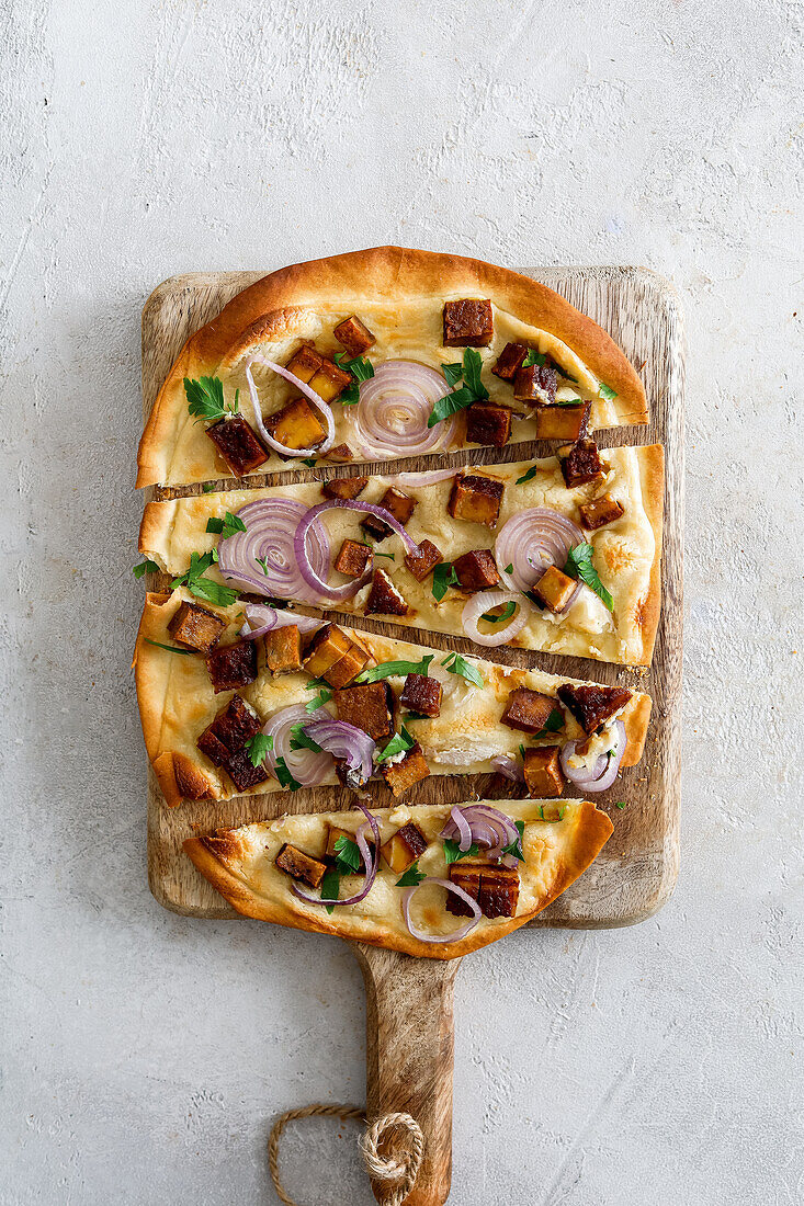 Veganer Flammkuchen nach Elsässer Art mit Tofu