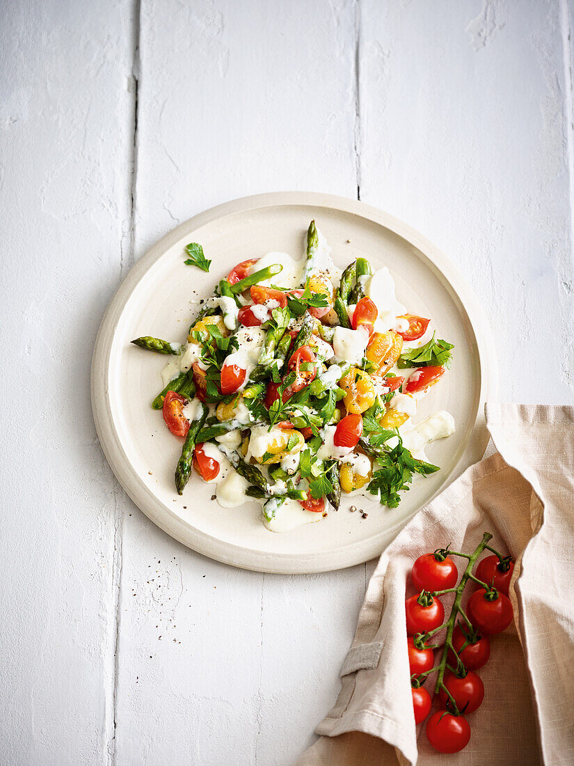 Grüner Spargel mit Gnocchi, Tomaten und Mozzarella