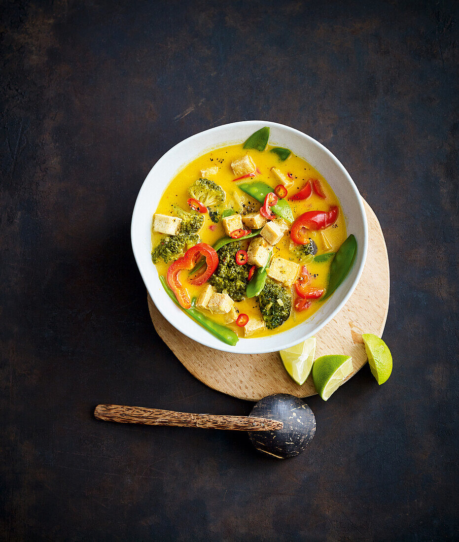 Thai-Currysuppe mit Gemüse und Tofu