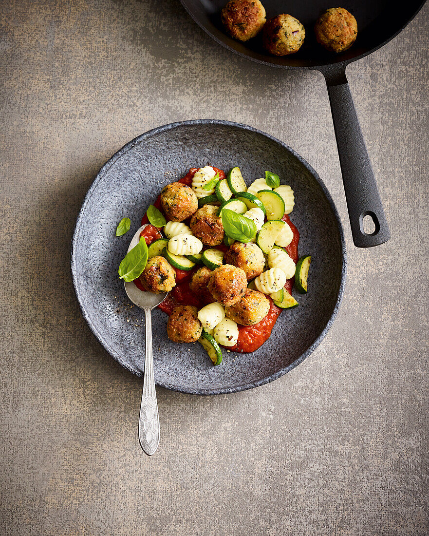 Vegane Hackbällchen mit Zucchini und Gnocchi