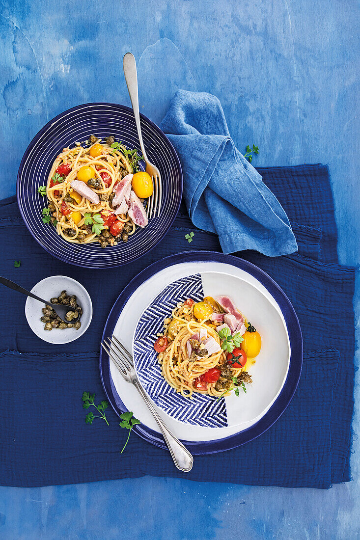 Spaghettoni mit gebratenem Thunfisch, Kapern und Walnüssen