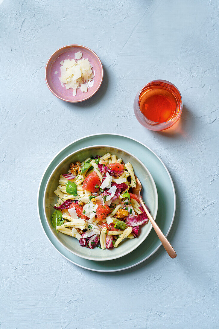 Pasta fresca mit Grapefruit und Walnüssen