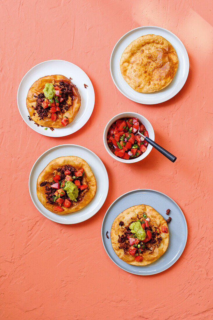 Tostadas mit Bohnenpaste und Tomatensalsa