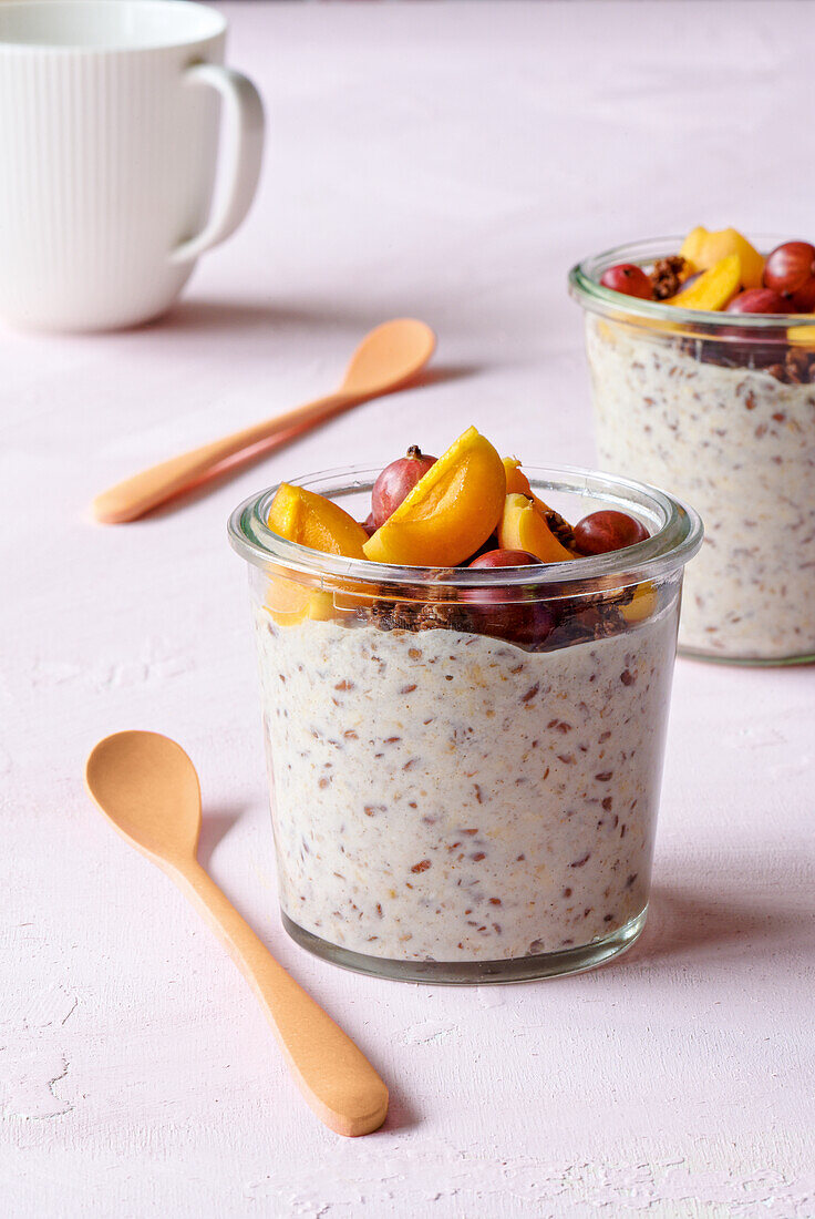 Overnight Oats mit Leinsamen und Früchten