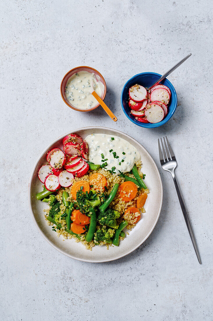 Quinoa-Gemüse-Pfanne mit Schnittlauch-Dip und Radieschen